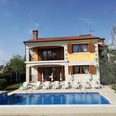 In Pore With Swimming Pool Porec